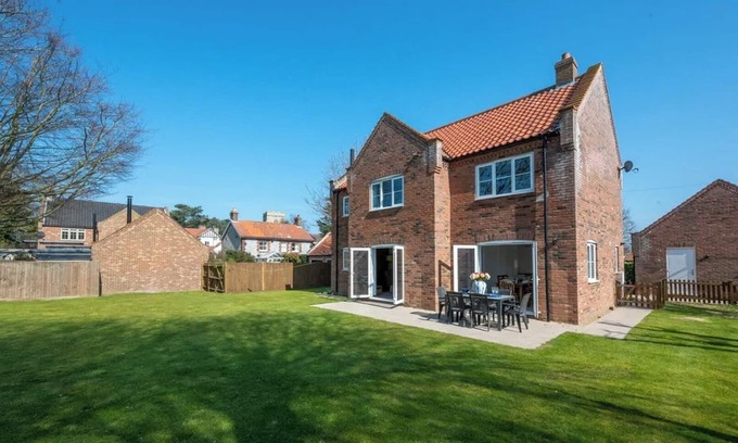 West Runton House | Modern 4-Bed Coastal Retreat in West Runton
