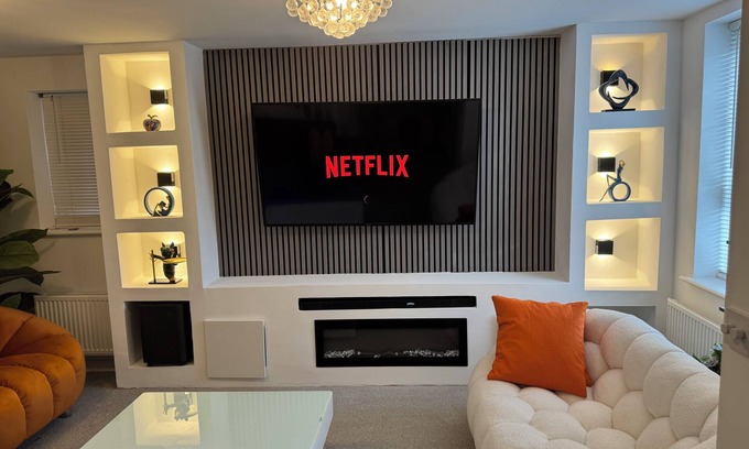 Wolverhampton House | Modern 4-Bed Home in Wolverhampton/Comfort, Flexibility & Shared Spaces