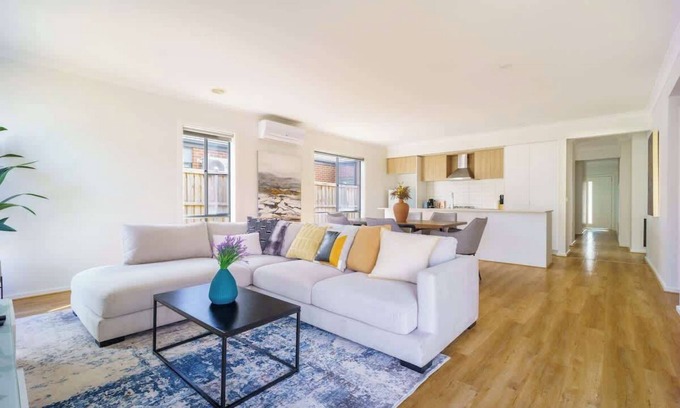 Clyde House | Modern 4BR near Parks & Shops Family Friendly