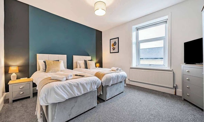 Burnley House | Modern & Affordable home - Contractors & Leisure