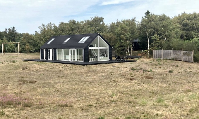 Øer Strand House | Modern and bright holiday home in nature with sea views