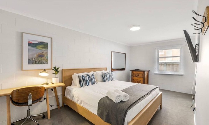 North Hobart Apartment | Modern and Central with Parking