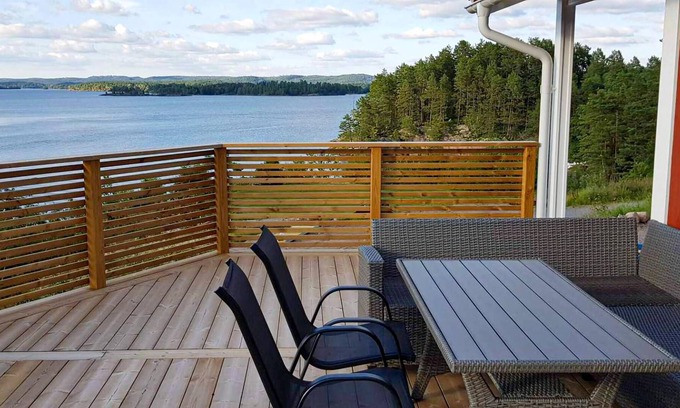 Kinda Municipality House | Modern and cozy cottage overlooking lake Åsunden.