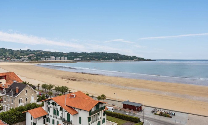 Hendaye Apartment | Modern apartment 75m from the beach with balcony and wifi