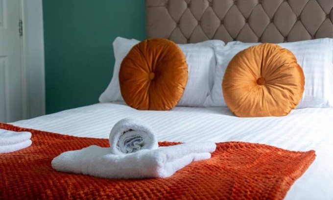 Motherwell Apartment | Modern Apartment with Dining, Workspace & Cooking