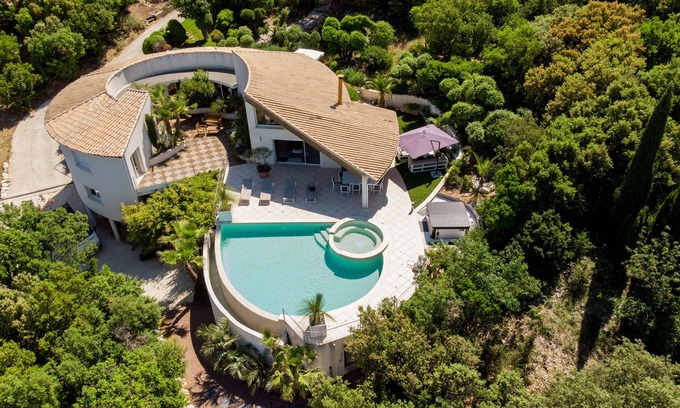 Vailhauques Villa | Modern architect Villa, with swimming pool, very nice and wooded garden and view