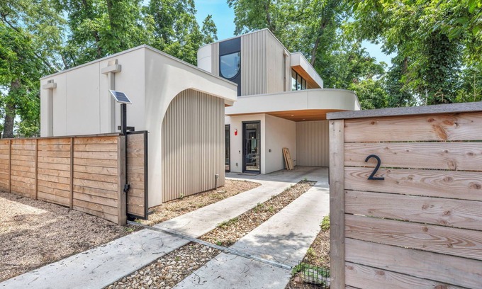 Govalle Apartment | Modern Art House - Private Parking, Yard, & Grill