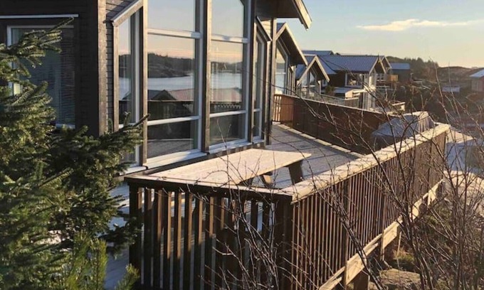 Steinsland Cabin | Modern cabin by the sea with hot tub, sauna and boat rental