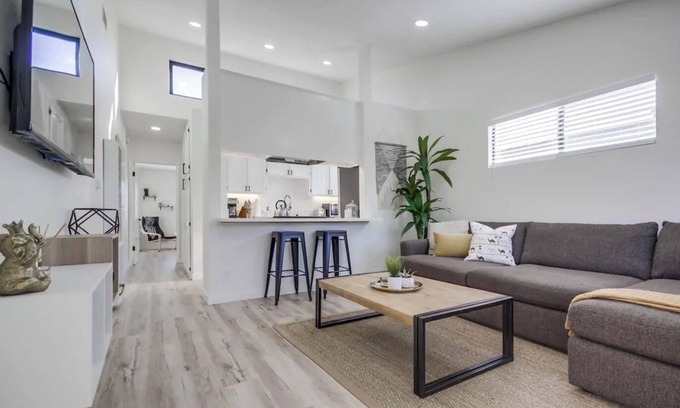 Pacific Beach Apartment | Modern & Comfy Apt Near It All + Parking!