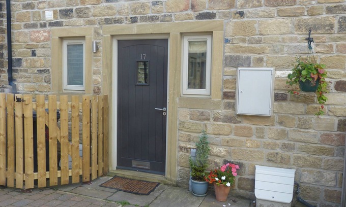 Honley Cottage | Modern cottage - 1 mins walk from village centre and surrounding countryside