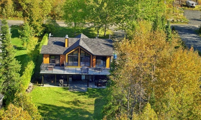 Saint-Zacharie Ski Chalet | Modern cottage on the waterfront