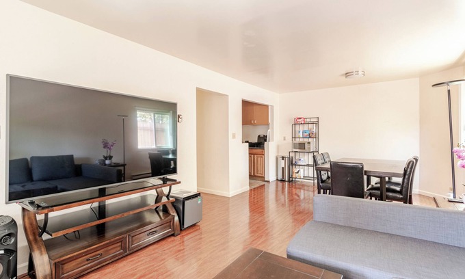 Berkeley Apartment | Modern & Cozy 2 Bedroom 2 Bathroom Suite with Sofabed 75" TV
