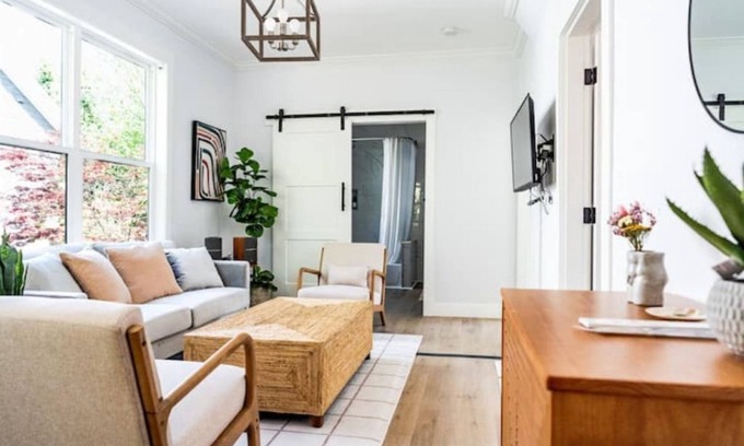 King House | Modern Cozy - 94 Walkscore - Pet Friednly - Near legacy Emanual