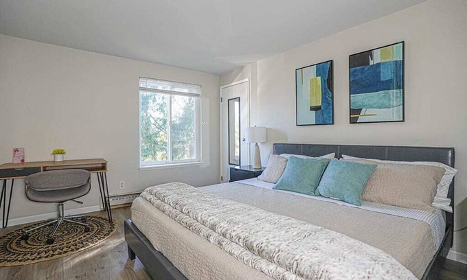 Bridle Trails Condo | Modern & Cozy Microsoft Campus Condo with Parking