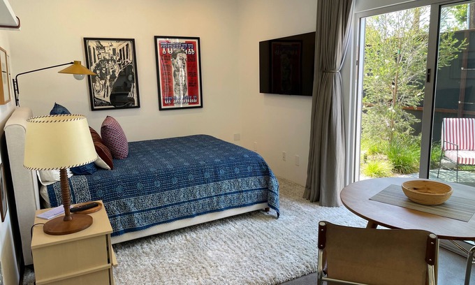 Sunset Park Apartment | Modern cozy Santa Monica Studio w/Patio - 18 blocks from the beach!