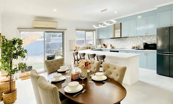 Yarraville House | Modern Family Oasis—4BR, Free Parking, Steps to Shops & Train