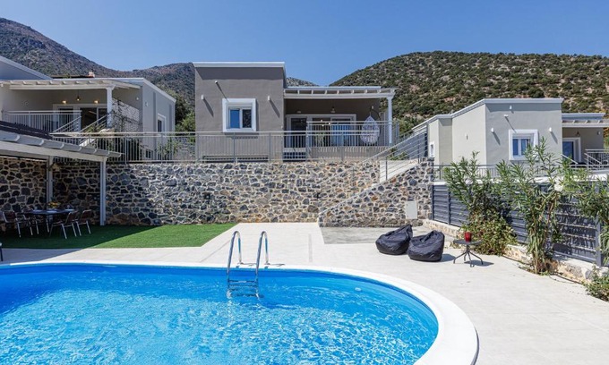 Vlichada Villa | Modern family villa Basilicata Salmostro in Bali w/Pool & BBQ Area