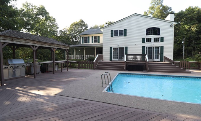 Greendell House | Modern Farmhouse w/Private Pool, Tennis Court, Gym, Fast WIFI, 1hr from NYC
