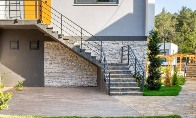 Milas Apartment | Modern Flat w Garden 5 min to Beach in Milas