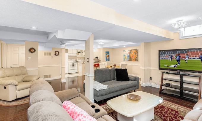 East Credit Apartment | Modern Guest Suite - Comfort for 5 - Free Parking