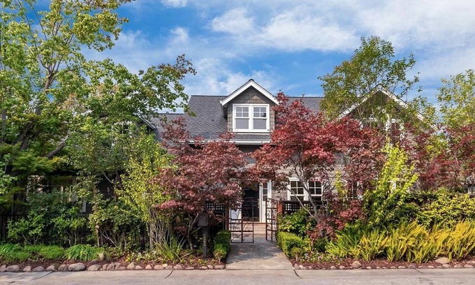 West Menlo Park House | Modern Guesthouse Retreat in the Heart of Silicon Valley