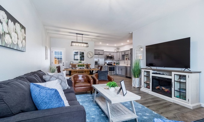 College Place House | Modern Home near WWU 3bdrm, 2bth, Lrg Backyard, BBQ, EV Charger, Roku