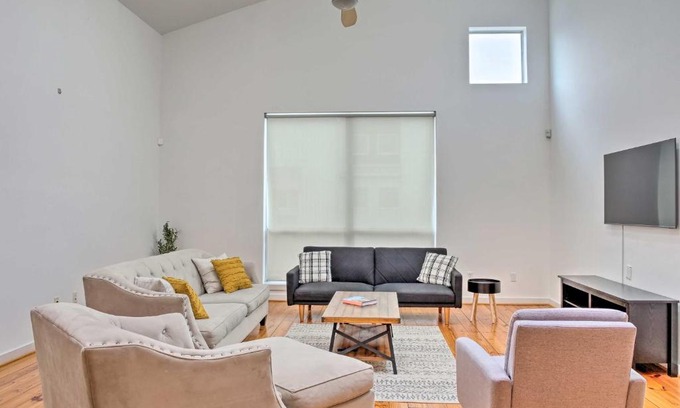 Astrodome House | Modern Houston Townhome with Balcony 5 Mi to Dtwn!