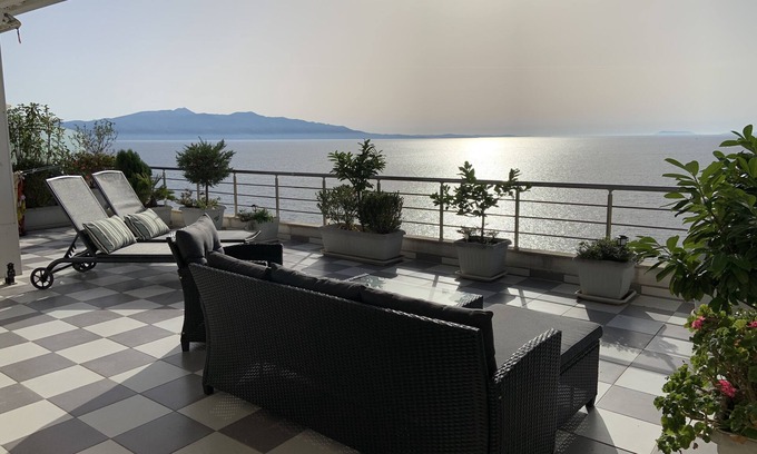 Sarande Apartment | Modern Lägenhet med 85 kvm Stor Takterrass och Fantastisk Havsutsikt!