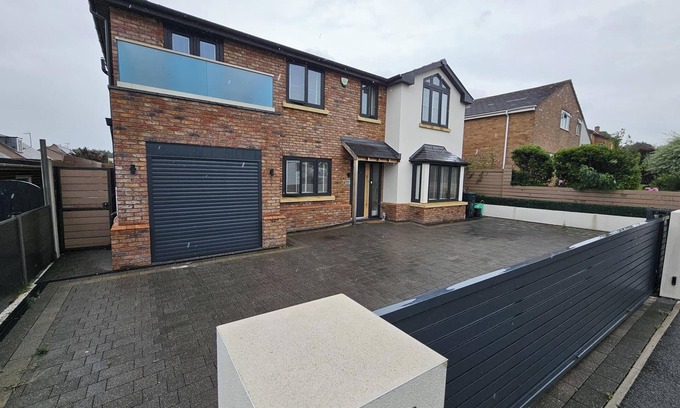 St George House | Modern, Large Open Plan 4-Bed Property in Abergele