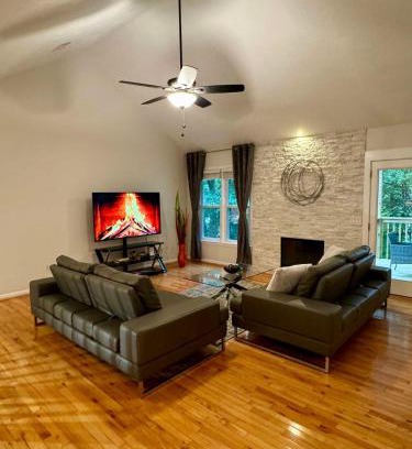 Marietta House | Modern Luxe Retreat near Braves Fast WiFi and Parking