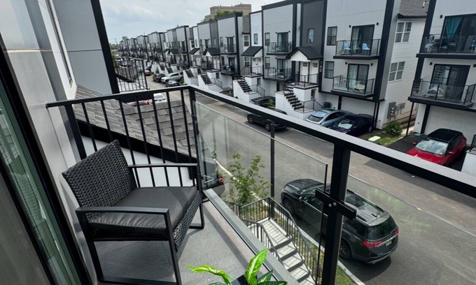 Elizabeth Apartment | Modern & Luxurious NYC-Themed 3-Bedroom Apartment Located Inside Gated Community