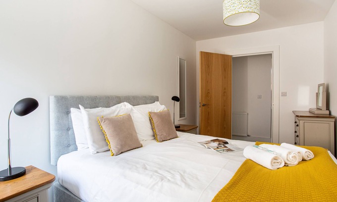 Ormeau Apartment | Modern Luxury Apartment, Sleeps 6, Best Location