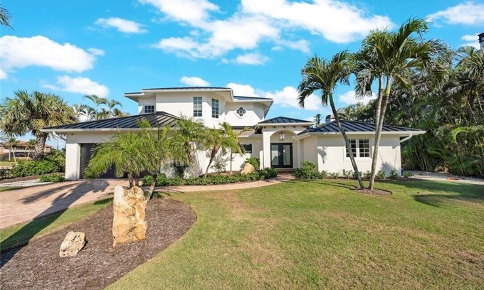 Sanibel House | Modern luxury house with ensuite bedrooms, deepwater canal access, and pool.