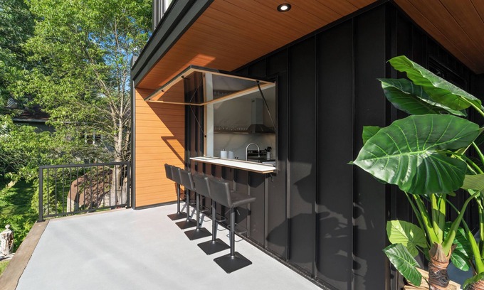 Bracebridge House | Modern Muskoka River Retreat