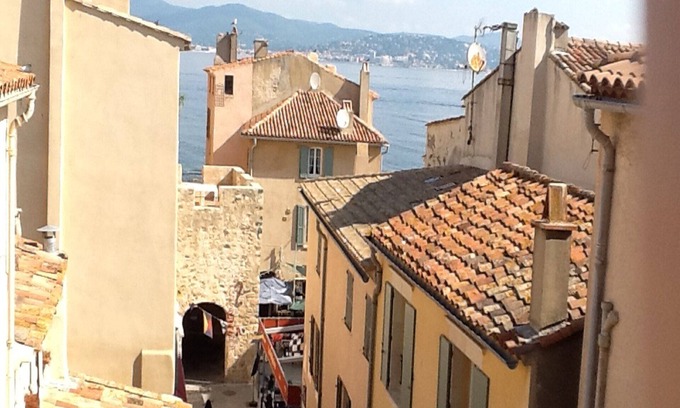 Old Town Apartment | Modern roof terrace apartment in central St. Tropez with sea view