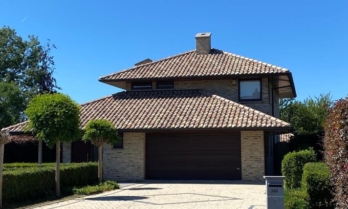 Eernegem House | Modern Spanish Hacienda - 10km from the coast