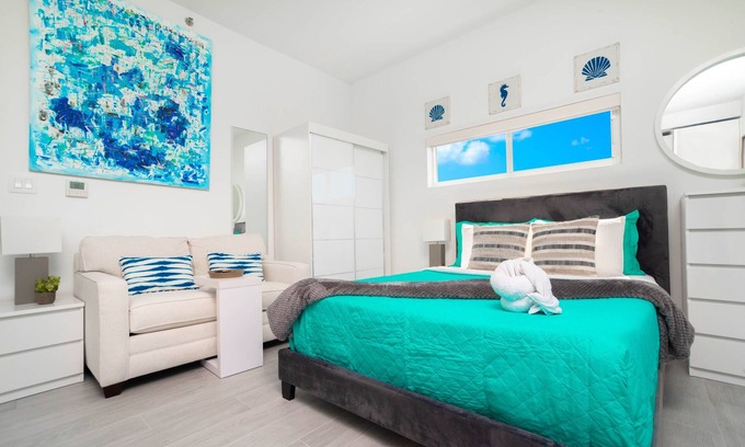 Seven Mile Beach Apartment | Modern Studio Apt Near Beach w/Rooftop Pool, Onsite Restaurants, etc.