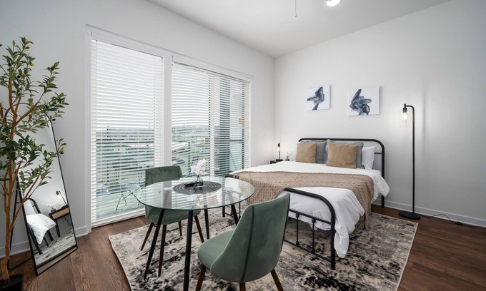 Avondale Apartment | Modern Studio Getaway w/Private Balcony n