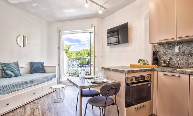 Port Guillaume Apartment | Modern studio near the beach with WiFi in Dives-sur-Mer