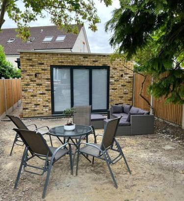 Loughton House | Modern Studio with parking in shared garden