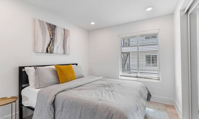 Knox - Henderson Apartment | Modern Stylish Oasis in Downtown Dallas w Parking