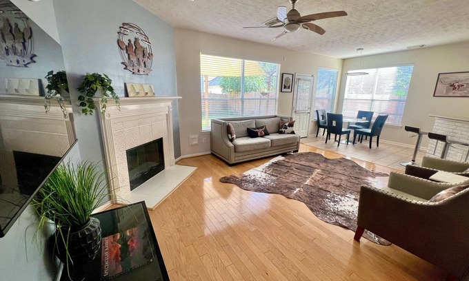 Westchase House | Modern & Sun-drenched TX Escape close to Galleria & Chinatown!