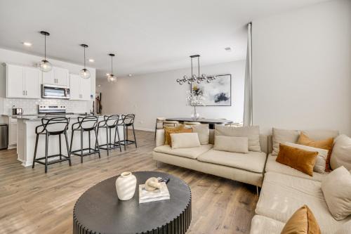 Kernersville House | Modern Townhome with Private Yard in Kernersville!