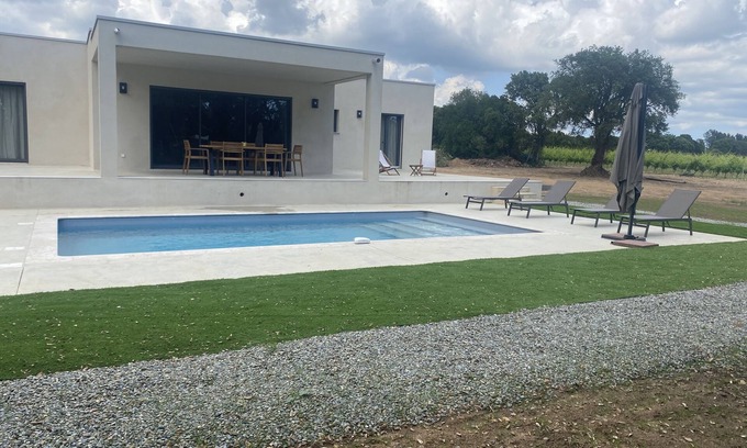 Ghisonaccia House | modern villa with heated swimming pool on the edge of vineyards