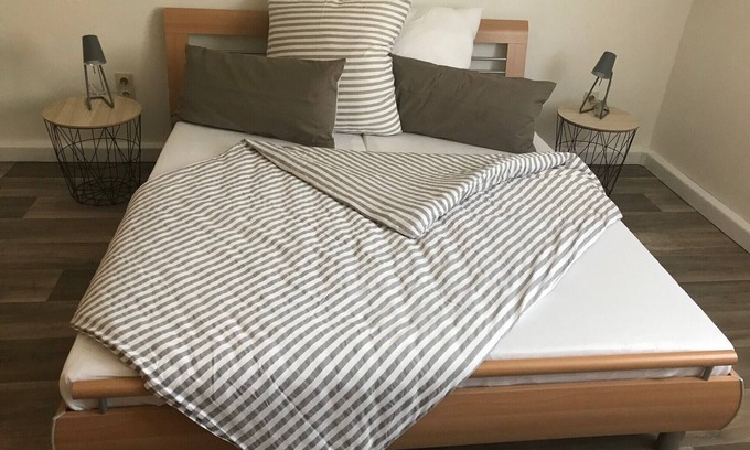 Steinwiesen Apartment | Moderne Nichtraucher-Ferienwohnung mit Balkon, WLAN und Parkmöglichkeit