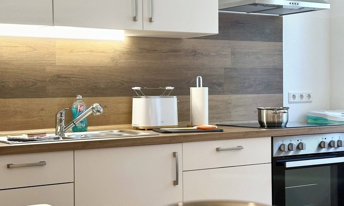 Aschersleben Apartment | Modernes Apartment, Queensize-bett, Netflix, Küche, Nähe Ameos