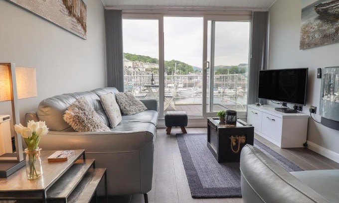 Borth-y-Gest Apartment | Moelwyn 57D South Snowdon Wharf