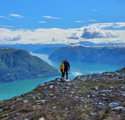 Luster Apartment | Molden 2-fjellutsikt og jacuzzi tilgang.