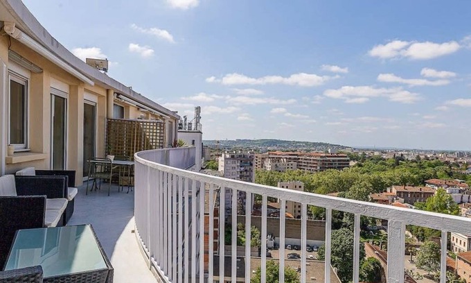 Saint - Aubin - Dupuy Apartment | Montaudran · Place Dupuy - Vue panoramique -Métro
