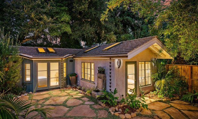 Hedgerow Cottage | Montecito Beach Holiday - Tropical Coastal Cottage within Walking Distance to Miramar Beach